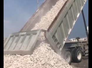 نقوم بتوريد رمل من غونان وتوريد الحجر والبسكرس من الصمان والفاضلي لتواصل0592240762