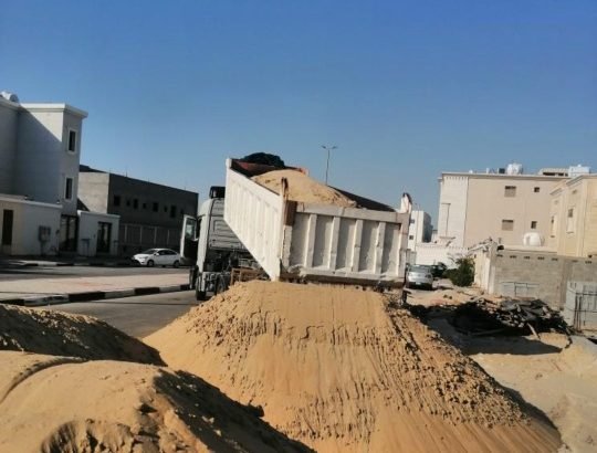 نقوم بتوريد رمل من غونان وتوريد الحجر والبسكرس من الصمان والفاضلي لتواصل0592240762