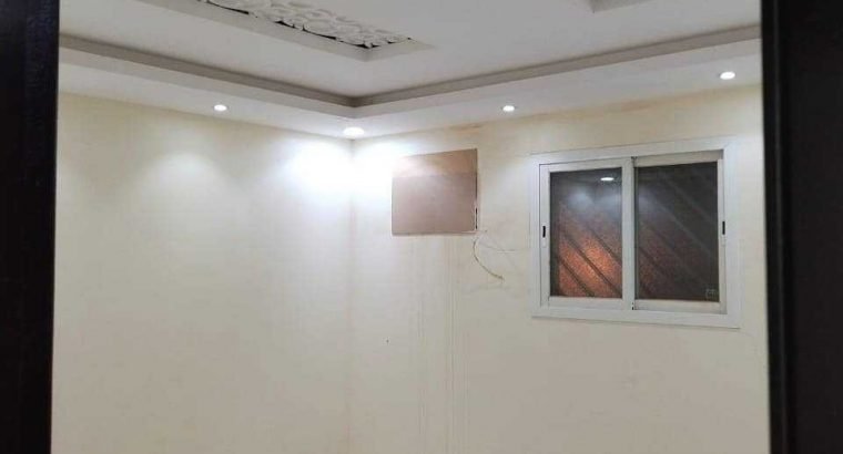 للبيع ،، شقق جديده حي عكاظ شارع القادسية المساحات ٢٠٠م ب ٥٠٠الف
يوجد شقة معها سطحين مساحة ٢٤٠م