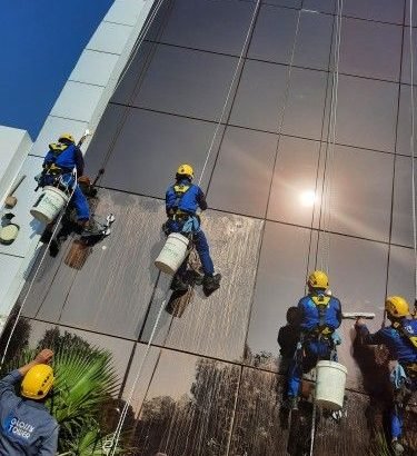 تنظيف واجهات زجاجية