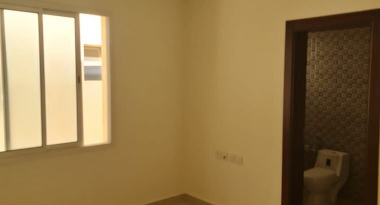 للبيع فيلا مساحة ٢٥٠ درج داخلي مع شقة حي النرجس