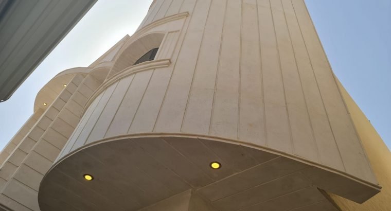للبيع فيلا مساحة مساحة ٢٦٤ درج داخلي مع شقة حي النرجس
