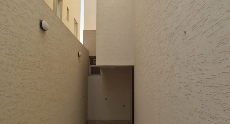 للبيع فيلا مساحة مساحة ٢٦٤ درج داخلي مع شقة حي النرجس