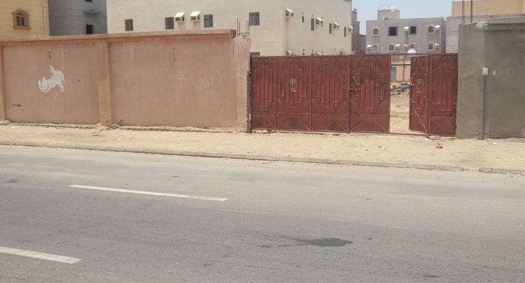 حوش مكون من قطعتين