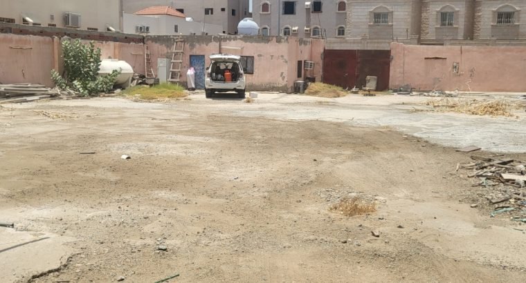 حوش مكون من قطعتين