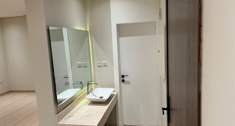 للإيجار شقة راقيه عمر العقار جديد حي حطين مساحه 157 متر  