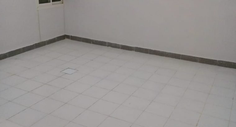 شقة للايجار السنوي مساحتها ١٠٠م بالملقا الر