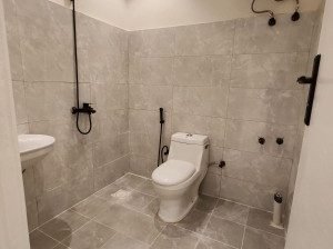 يوجد شقق بحي الخليج غرفة ومطبخ وحمام