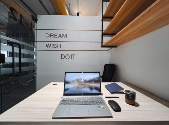 مكاتب مؤثثه للإيجار