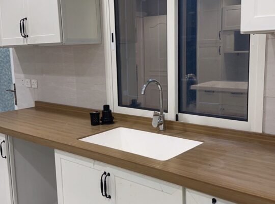 فلة للإيجار مكيفات راكبة ومطبخ