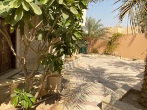 للبيــــــــع فيلا مساحة ٧٠٠ زاوية حي النفل