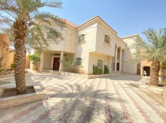 للبيــــــــع فيلا مساحة ٧٠٠ زاوية حي النفل