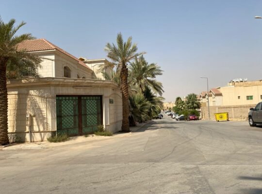 للبيــــــــع فيلا مساحة ٧٠٠ زاوية حي النفل