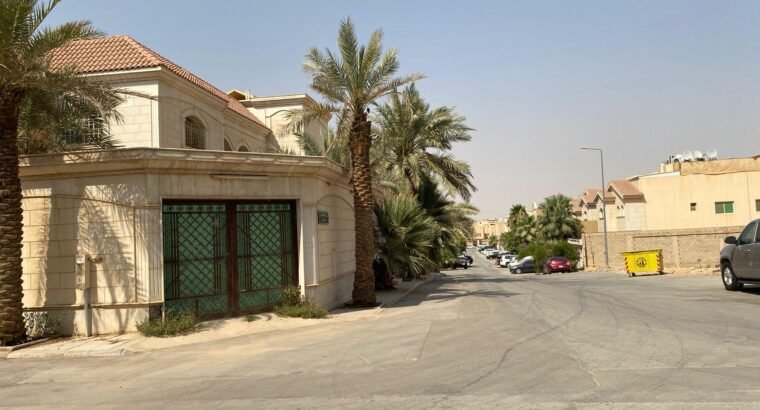 للبيــــــــع فيلا مساحة ٧٠٠ زاوية حي النفل