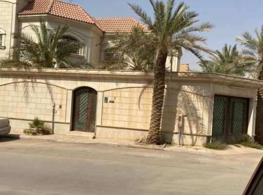 للبيــــــــع فيلا مساحة ٧٠٠ زاوية حي النفل