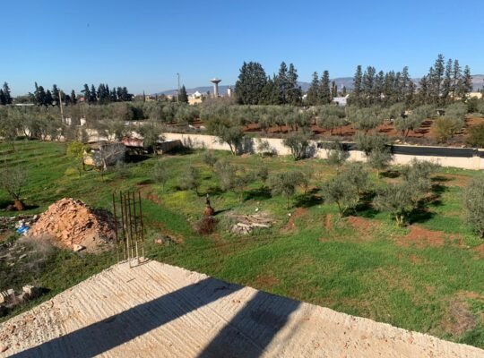 أرض زراعية مكونة من منزل كبير دو طابقين