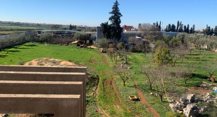 أرض زراعية مكونة من منزل كبير دو طابقين