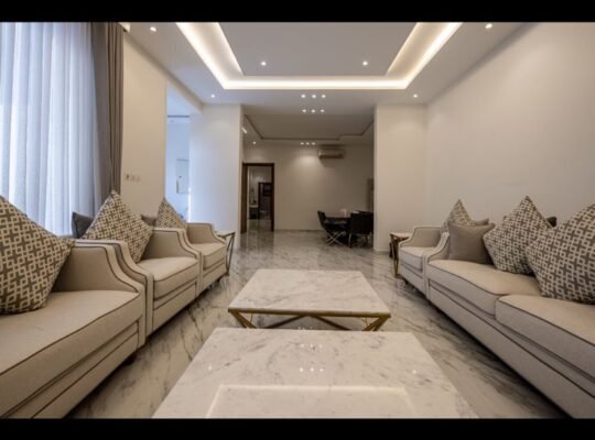 للبيــــــــع فيلا درج صاله مع شقتين