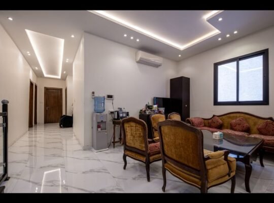 للبيــــــــع فيلا درج صاله مع شقتين