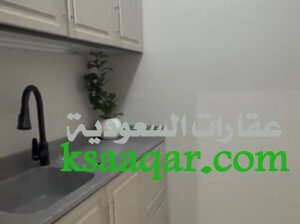 استديو مكون من غرفة ومطبخ جانبي ودورة مياة